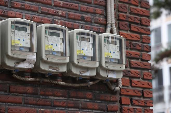 서울의 한 주택가 전력량계. 연합뉴스.