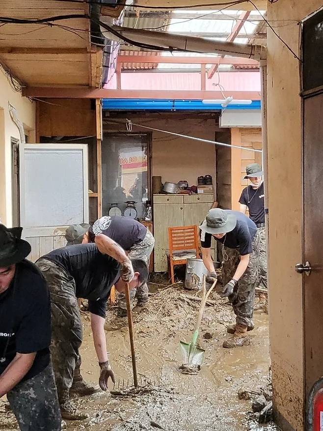 14일 32사단 독수리여단 장병들이 전날부터 내린 비로 하천이 범람해 피해를 본 부여군 은산면에 있는 주택과 상가에 투입돼 침수 피해 복구 작업을 하고 있다. ｜ 32사단 제공