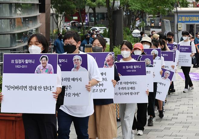 14일 오후 서울 종로구 일본대사관 앞에서 열린 ‘청년·대학생·청소년 역사의 증언단 기자회견’에서 위안부 피해 할머니들의 증언이 담긴 피켓을 들고 있다. 연합뉴스