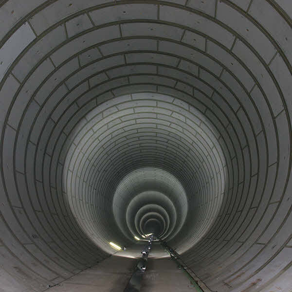 일본 도쿄도가 도심 지역의 수해를 막기 위해 지하 43m 지점에 건설한 ‘간다천·환상7호선 지하조절지’의 내부. 지름 12.5m, 길이 4.5㎞ 규모의 거대 터널 형태로 건설된 이 조절지는 한 번에 54만t의 물을 담아놓을 수 있다. 일본 도쿄도 제공