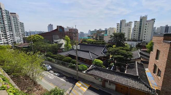 지금의 돈암장. 한옥 건물과 교회 땅 등이 돈암장 저택에 속했었다. 이승만은 1945년 귀국 후 이곳에 머물렀고 이어 입국한 프란체스카와 살았다. 박승선이 이곳을 찾아 면담을 요구했으나 비서실장 격인 임영신이 거절했다.&nbsp; &nbsp; 사진=전정희