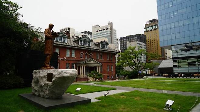 현재 유적으로 남은 서울 시청역 인근 배재학당. 과거에 실패한 이승만은 이 학교에 입학하면서 지도자로 성장하는 계기가 된다. 사진 왼편 동상은 한국 첫 입국 선교사이자 배재학당 설립자 아펜젤러다. 사진 전정희