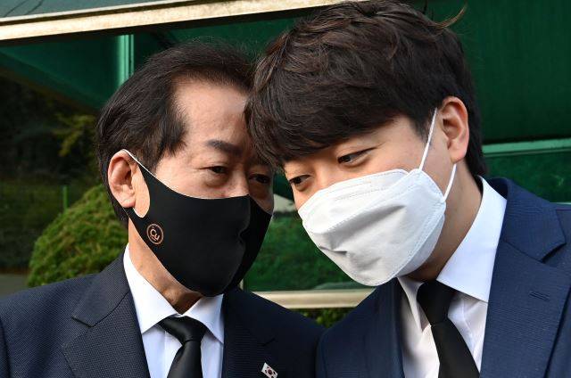 홍준표(왼쪽) 대구시장이 국민의힘 대통령선거 경선 후보 시절인 지난해 10월 26일 서울 동작구 국립서울현충원을 함께 방문한 이준석 당대표에게 무언가를 말하고 있다. 국회사진기자단