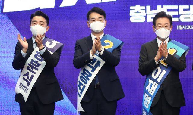 강훈식 박용진 이재명(왼쪽부터) 더불어민주당 당대표 후보가 14일 충남 공주 충남교통연수원에서 경선에서 박수치고 있다. 연합뉴스