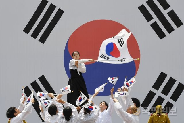 광복절을 하루 앞둔 14일 서울 서대문형무소역사관에서 미르메태권도시범단들이 화려한 공연을 펼치고 있다.