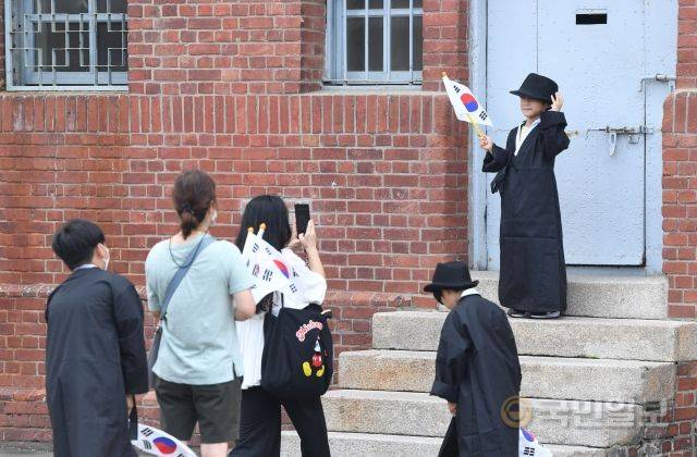 광복절 77주년을 하루 앞둔 14일 시민들이 서울 서대문형무소역사관 에서 기념촬영을 하고 있다.