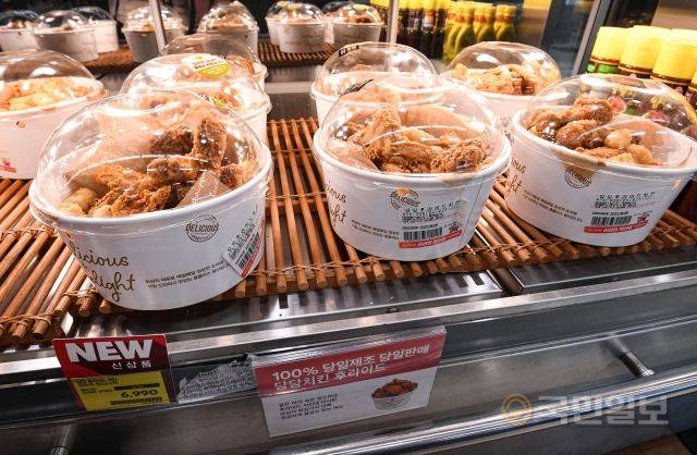 핫이슈가 된 홈플러스 '당당치킨'이 서울 영등포구 홈플러스 영등포점에 진열돼 있다. 홈플러스는 생닭을 대량으로 직매입해 원가를 절감해 한 마리에 6990원에 판매하고 있다. 이한결 기자