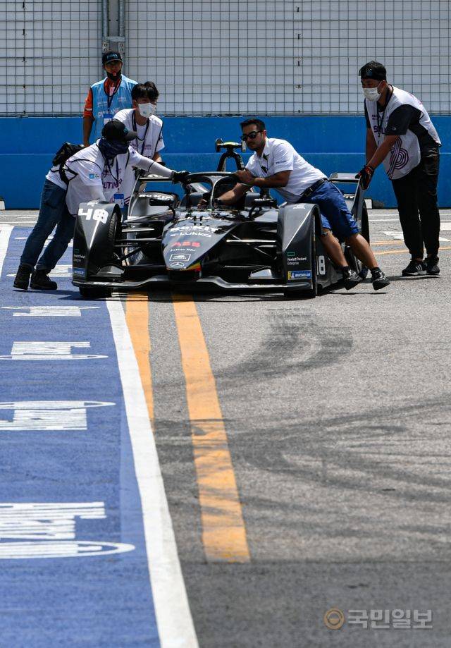 14일 서울 송파구 잠실종합운동장 일대에 설치된 서킷에서 예선을 마친 차량이 피트인 하고 있다.