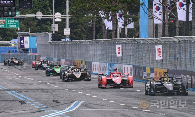 14일 서울 송파구 잠실종합운동장 일대에 설치된 서킷에서 드라이버들이 질주하고 있다.
