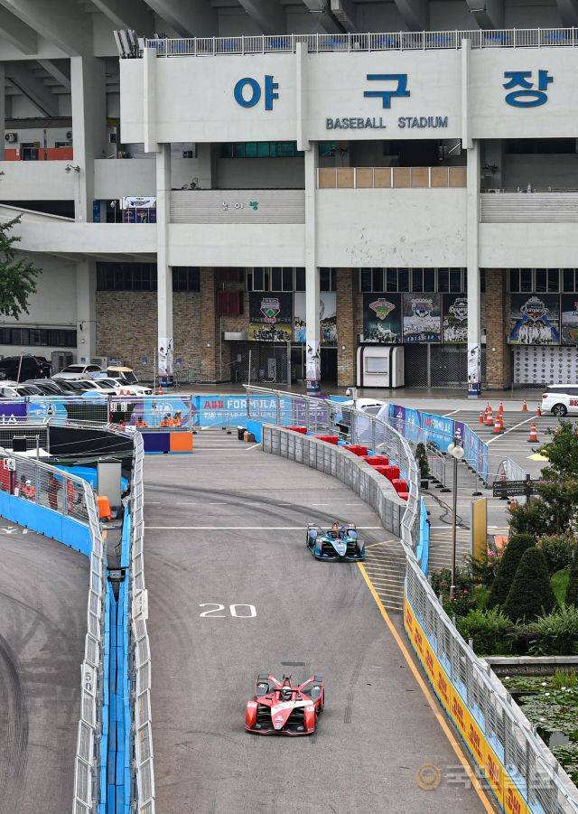 14일 서울 송파구 잠실종합운동장 일대에 설치된 서킷에서 드라이버들이 역주하고 있다.