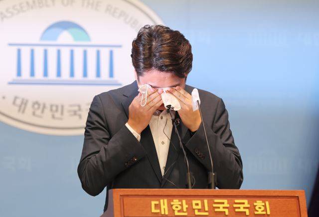 이준석 국민의힘 대표가 13일 국회 소통관에서 기자회견을 열고 당 비상대책위원회 체제 전환에 대한 가처분 신청 등과 관련해 직접 입장을 밝히던 중 눈물을 닦고 있다. 연합뉴스