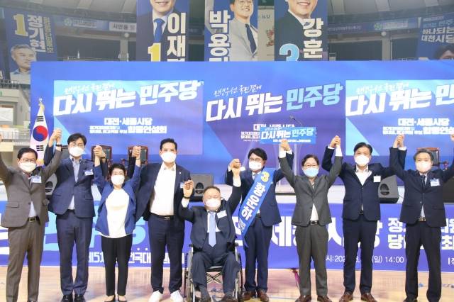 14일 더불어민주당 신임 대전시당위원장에 선출된 황운하(오른쪽 네번째) 의원과 민주당 관계자들이 기념촬영을 하고 있다. 더불어민주당 대전시당 제공