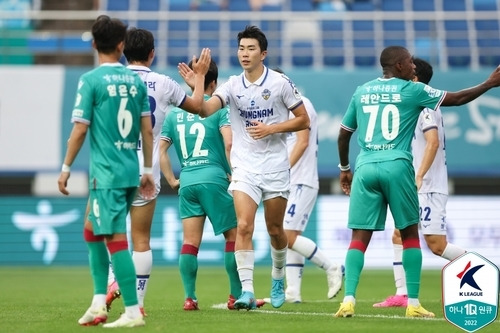 동료와 골 기쁨 나누는 아산의 유강현[한국프로축구연맹 제공]