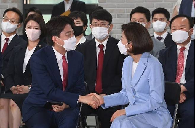 이준석 전 대표가 국민의힘 새 당대표로 선출됐을 당시 서울 여의도 중앙당사에서 열렸던 전당대회에서 당시 나경원 후보(현 전 국민의힘 의원)으로부터 축하받는 모습. / 사진=연합뉴스