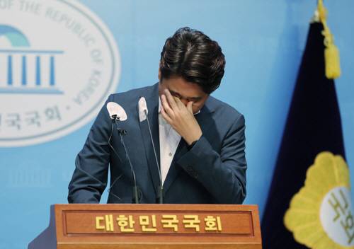 이준석 국민의힘 대표가 지난 13일 오후 국회 소통관에서 기자회견을 열고 당 비상대책위원회 체제 전환에 대한 가처분 신청 등과 관련해 직접 입장을 밝히던 중 눈물을 닦고 있다. [사진 출처 = 연합뉴스]