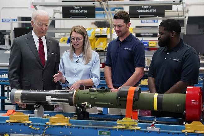 지난 5월 앨라배마주 트로이의 록히드 마틴 공장을 방문한 조 바이든(왼쪽) 미국 대통령의 모습. [사진=연합뉴스]