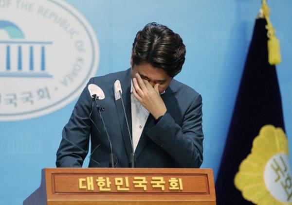 국민의힘 이준석 대표가 13일 오후 국회 소통관에서 기자회견을 열고 당 비상대책위원회 체제 전환에 대한 가처분 신청 등과 관련해 직접 입장을 밝히던 중 눈물을 닦고 있다. [사진 출처 = 연합뉴스]