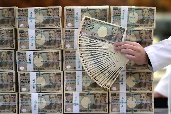 [서울=뉴시스] 백동현 기자 = 엔화 가치가 하락을 거듭하고 있는 14일 오전 서울 중구 하나은행 위변조대응센터에서 직원이 엔화를 정리하고 있다. 전날 NHK 등 일본 언론에 따르면 도쿄외환시장에서 장중 1달러 당 135.16엔까지 하락하는 등 지난 1998년 10월 이후 약 24년 만에 최저치를 경신했다. 2022.06.14.