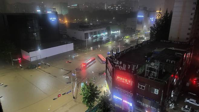서울에 집중호우가 내린 8일 밤 서울 강남역 인근 도로가 물에 잠겨 있다. [연합]