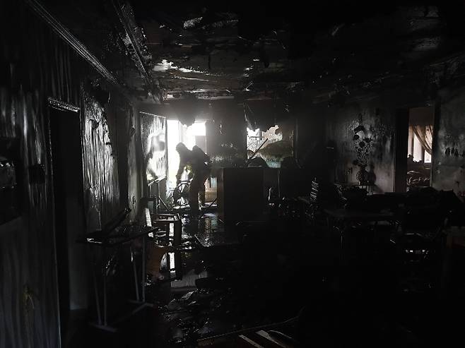 부산 해운대구의 한 빌라 1층에서 불이 나 60대 남성이 숨지고 8명이 연기를 마셨다. 부산소방재난본부 제공