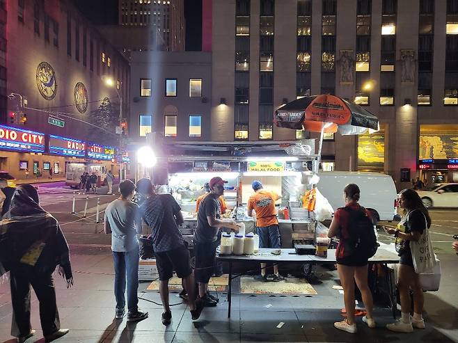 미국 뉴욕에서 쉽게 찾아볼 수 있는 노점상. 음료와 간식거리, 신문 등을 파는 가판대나 할랄 푸드를 파는 푸드트럭 등이 유명하다. 나상현 기자