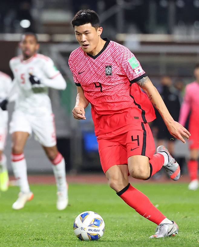 2021년 11월11일 카타르 월드컵 아시아 최종 예선 아랍에미리트전에서 김민재가 돌파를 시도하고 있다. ⓒ연합뉴스