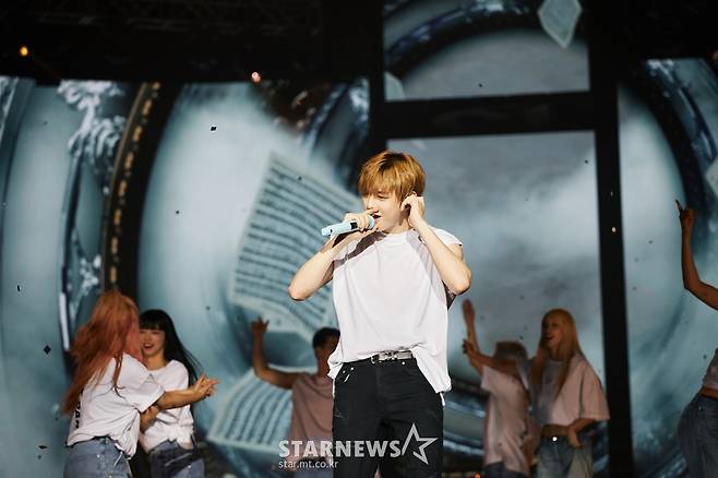 강다니엘 '무대 위 귀공자'[★포토]