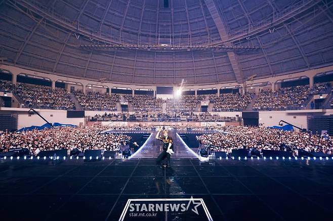 가수 강다니엘이 첫 솔로 콘서트를 개최했다.   강다니엘은 13일, 14일 양일간 서울 장충체육관에서 '2022 강다니엘 콘서트 퍼스트 퍼레이드 인 서울'을 개최하고 팬들과 만났다.   강다니엘 14일 콘서트에 앞서 소감에 대해 "앨범 갯수나 활동 기간에 비해 공연을 많이 하지 못해는데 마침내 콘서트를 하게 됐다. 드디어 무언가를 보여줄 수 있다는 생각이 들었다"라고 밝혔다.  강다니엘은 "한국, 서울에서 먼저 콘서트를 시작하고 이어 썸머소닉과 월드투어와 여러가지를 같이 시작하게 돼 기분이 남다르다"라며 "마침내 콘서트를 하게 돼 팬들과 호흡 맞추는 시간이 생겼다. 저의 공연을 보러 와주시고 저의 음악을 들어주시는 모든 분들께, 특별한 경험 소중한 경험이 되도록 노력하겠다. 잘 즐겨주시길 바란다"라고 전했다. / 사진제공 = 커넥트 엔터테인먼트 /사진=김창현 기자 chmt@