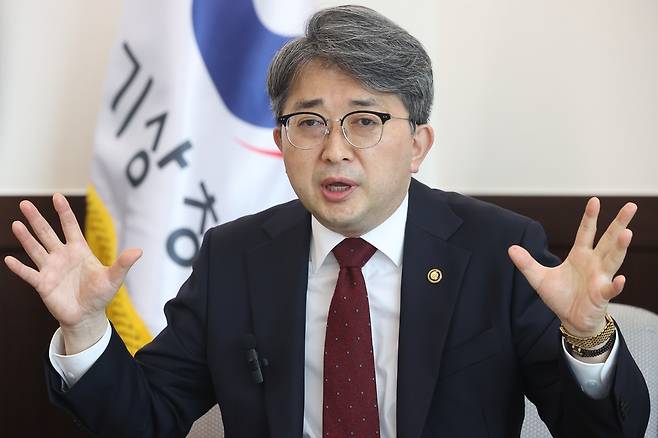 인터뷰하는 유희동 기상청장 (서울=연합뉴스) 강민지 기자 = 유희동 기상청장이 서울 동작구 기상청에서 연합뉴스와 인터뷰하고 있다. 
 2022.8.14 mjkang@yna.co.kr