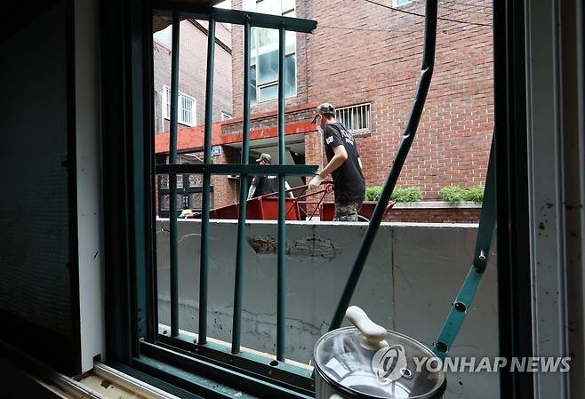 필사의 탈출 흔적 (군포=연합뉴스) 홍기원 기자 = 11일 오후 경기도 군포시 산본1동 한 반지하 주택에 지난 집중 호우 때 침수로 방범창을 부수고 탈출한 흔적이 남아 있다. 2022.8.11 xanadu@yna.co.kr