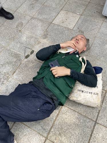 오물 뒤집어쓰고 폭행당해 쓰러진 피해자 (서울=연합뉴스) 양정우 기자 = 14일 서울 강남의 유명 사찰인 봉은사 앞에서 자승 전 총무원장 측의 조계종 총무원장 선거 개입 등을 비판하는 1인 시위를 준비하던 조계종 노조원이 스님들로부터 폭행을 당하는 일이 벌어졌다. 사진은 인분으로 추정되는 오물을 뒤집어쓰고 폭행당해 쓰러진 조계종 노조 박정규 기획홍보부장. 2022.8.14 eddie!yna.co.kr [조계종 노조 제공 영상 캡처] (끝)