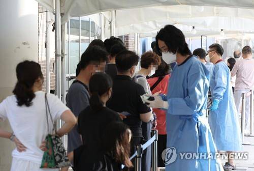 검사 기다리는 시민들 [연합뉴스 자료사진]