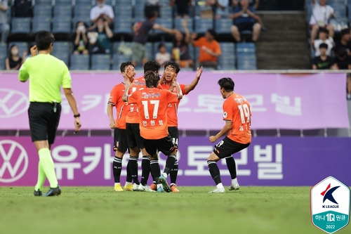 올해 제주 유니폼을 입은 후 첫 골을 기록한 윤빛가람이 기뻐하는 모습. [한국프로축구연맹 제공. 재판매 및 DB 금지]