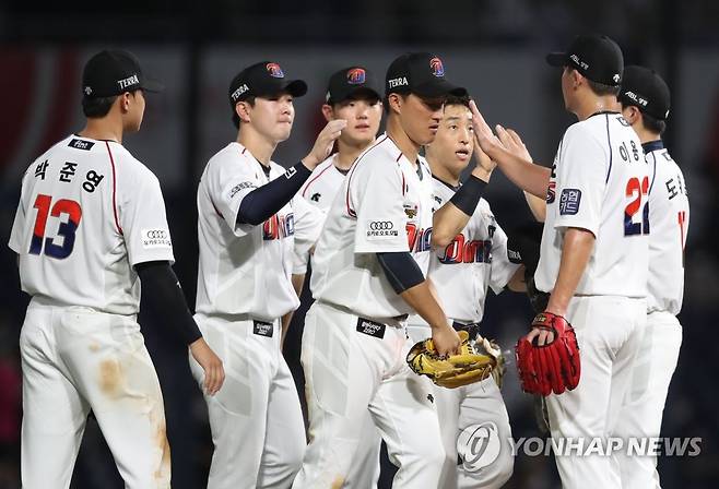 NC, LG에 6-2 승리 (창원=연합뉴스) 김동민 기자 = 14일 경남 창원NC파크에서 열린 프로야구 '2022 신한은행 쏠(SOL) KBO 리그' NC 다이노스와 LG 트윈스 경기 종료 후 LG에 6대 2로 승리한 NC 선수단이 기뻐하고 있다. 2022.8.14 image@yna.co.kr