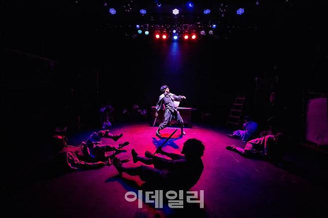 연극 ‘반쪼가리 자작’의 한 장면. (사진=창작조직 성찬파)