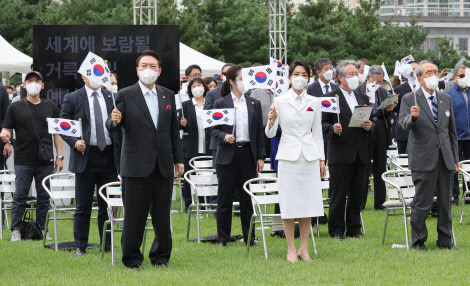 윤석열 대통령과 김건희 여사가 15일 서울 용산 대통령실 청사 잔디마당에서 열린 제77주년 광복절 경축식에서 광복절 노래를 제창하고 있다.(사진=연합뉴스)