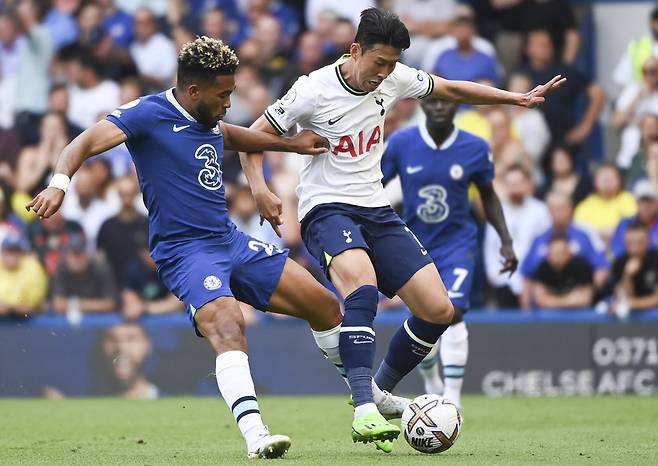 15일 열린 2022-2023시즌 잉글랜드 프리미어리그 2라운드 토트넘 홋스퍼와 첼시의 경기 도중 경합을 벌이는 손흥민과 리스 제임스 사진=EPA/연합뉴스
