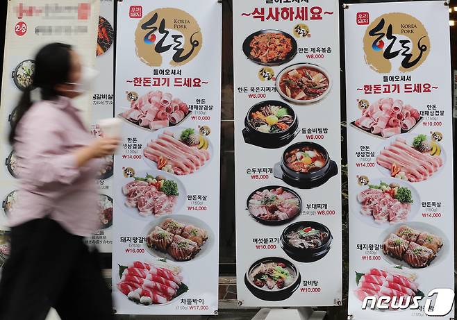 지난달 4일 서울 명동의 식당가에 메뉴와 가격표가 안내되어 있다. 2022.7.4/뉴스1 ⓒ News1 박세연 기자