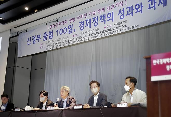 지난 12일 강릉 세인트존스 호텔에서 열린 ‘한국경제학회 창립 70주년 기념 정책 심포지엄‘에서 윤종원 IBK기업은행장(가운데)이 '혁신성장과 금융정책' 세션에서 주제발표와 함께 토론에 참여하고 있다. (IBK기업은행 제공)