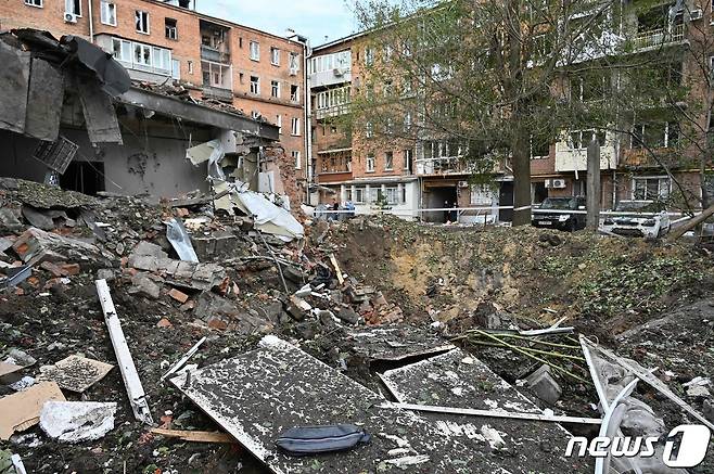 11일(현지시간) 우크라이나 하르키우에서 러시아 군의 포격을 받아 페허가 된 주택의 모습이 보인다. ⓒ AFP=뉴스1 ⓒ News1 우동명 기자