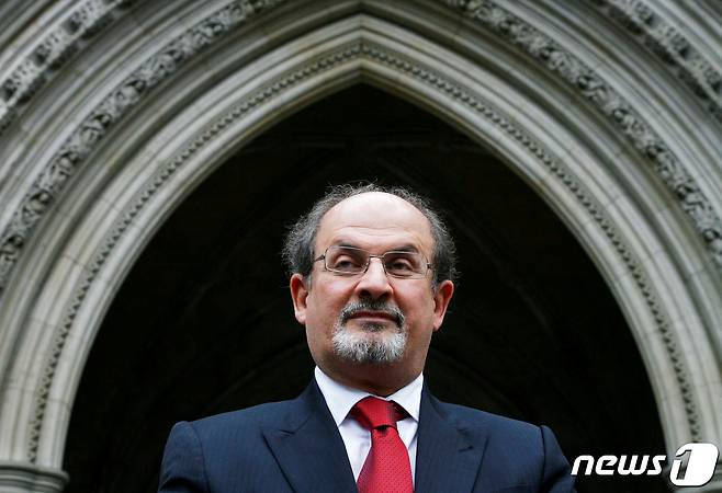 지난 12일(현지시간) 미국 뉴욕에서 강연 중 피습을 당한 작가 살만 루슈디의 상태가 호전 중인 것으로 알려졌다.. ⓒ 로이터=뉴스1 ⓒ News1 이유진 기자