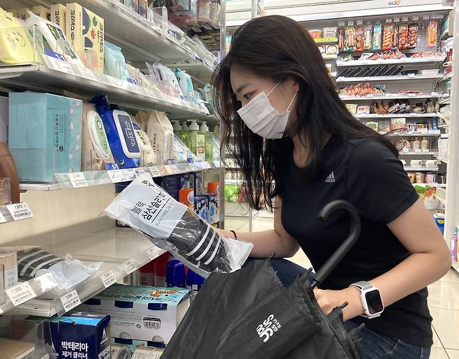 시민이 GS25에서 유어스 슬리퍼를 구매하고 있다.(GS리테일 제공)