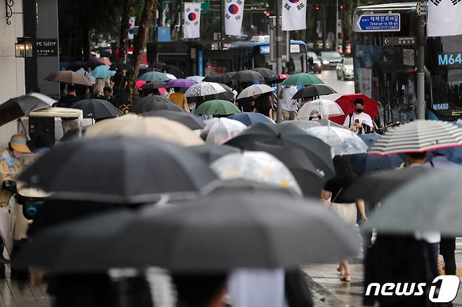 우산 쓴 시민.(뉴스1 DB)