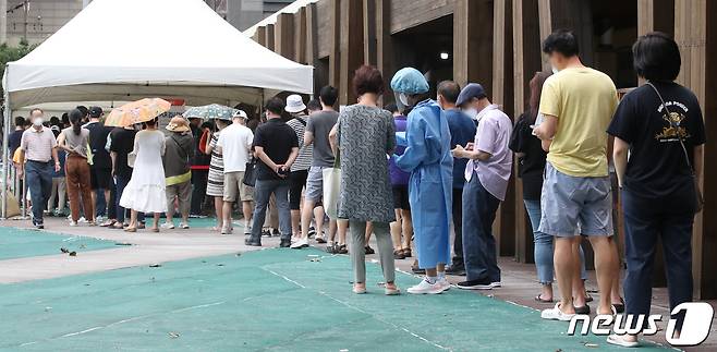 15일 서울 송파구보건소에 마련된 신종 코로나바이러스 감염증(코로나19) 선별진료소에서 시민들이 코로나19 검사를 받기 위해 길게 줄을 서 있다.2022.8.15/뉴스1 ⓒ News1 송원영 기자