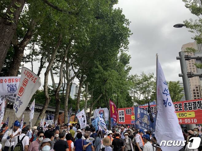 자유통일당 등 보수단체들은 15일 오후 서울 종로구 동화면세점 앞에서 '자유통일 및 주사파 척결 8·15 국민대회'를 열었다.