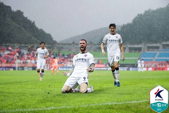 강원을 제압한 수원FC (한국프로축구연맹 제공)