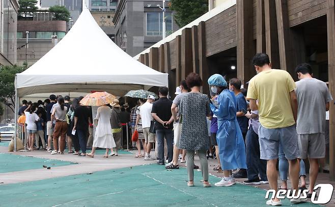 15일 서울 송파구보건소에 마련된 신종 코로나바이러스 감염증(코로나19) 선별진료소에서 시민들이 코로나19 검사를 받기 위해 길게 줄을 서 있다. 질병관리청 중앙방역대책본부는 이날 0시 기준 코로나19 신규 확진자가 6만 2078명이라고 밝혔다. 이로써 누적 확진자는 2141만 836명이 됐다. 2022.8.15/뉴스1 ⓒ News1 송원영 기자