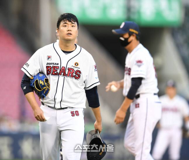 두산 선발투수 이영하가 4일 잠실야구장에서 열린 KBO리그 삼성과 경기 2회 교체되어 마운드를 내려오고 있다. 최승섭기자 thunder@sportsseoul.com