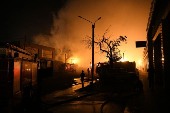 아르메니아 수도 예레반의 수르말루 시장 내 폭죽 보관소에서 폭발 사고가 발생한 가운데 구조대원들이 구조작업을 펼치고 있다. [이미지출처=연합뉴스]