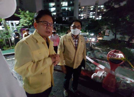 박강수 마포구청장(왼쪽)이 15일 오후 8시 도화동 소재 한 아파트를 찾아 지난 12일 발생한 땅 꺼짐 및 이에 따른 안전조치 현장을 확인하며 강수로 인한 2차 피해가 발생하지 않도록 조치할 것을 지시했다.